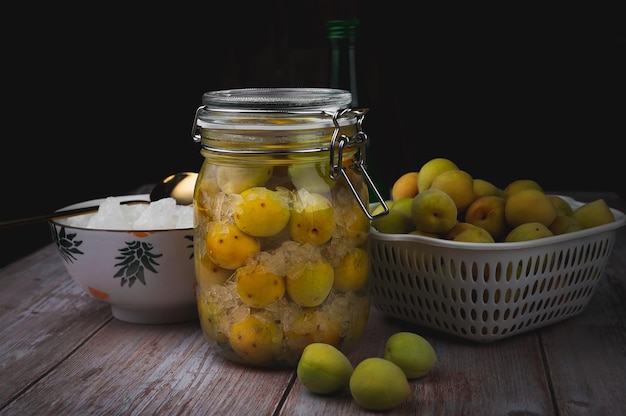 Foto huisgemaakte gepekelde pruim met likeur en kandijsuiker in de glazen fles