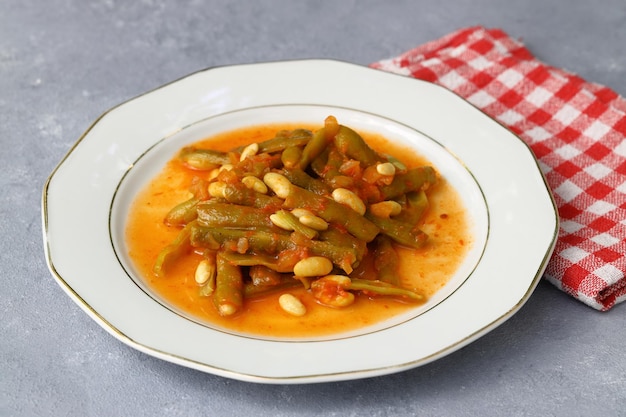 Huisgemaakte gestoofde groene bonen tomaten knoflook met olijfolie Zeytinyagli fasulye traditioneel voedsel