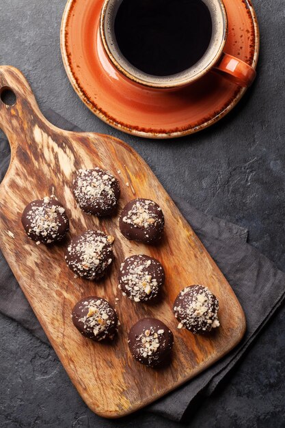 Huisgemaakte gezonde vegetarische chocolade snoepjes en koffiekop Top view flat lay