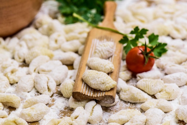 Huisgemaakte gnocchi bereid op tafel met ingrediënten