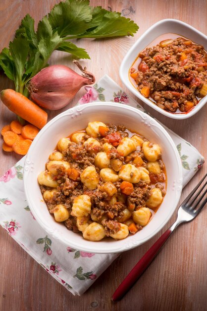 Huisgemaakte gnocchi met ragoutsaus