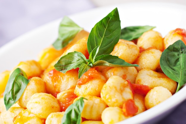 Huisgemaakte gnocchi met tomatensaus, basilicum en kaas