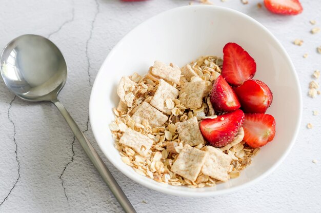 Huisgemaakte granola met verse aardbeien als ontbijt