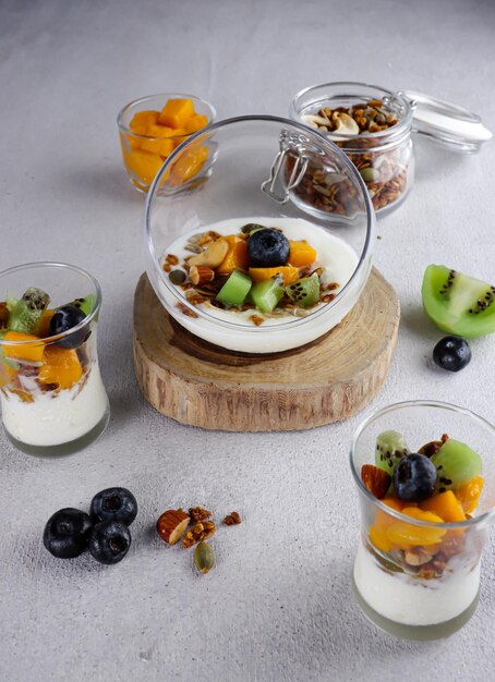 Huisgemaakte granola met yoghurt en vers fruit