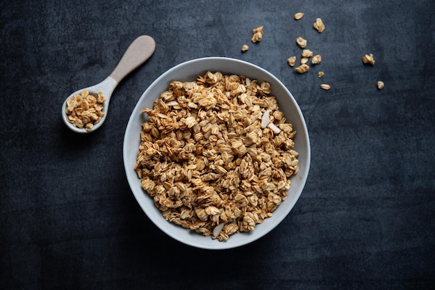 Huisgemaakte granola muesli in glazen pot