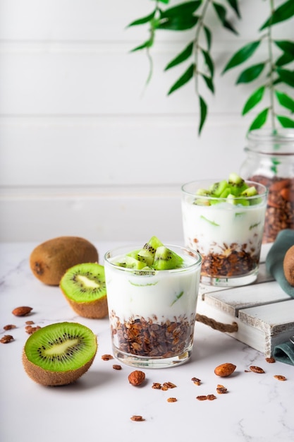 Huisgemaakte granola-parfait met kiwi's in glazen Gezond ontbijt Ruimte voor tekst