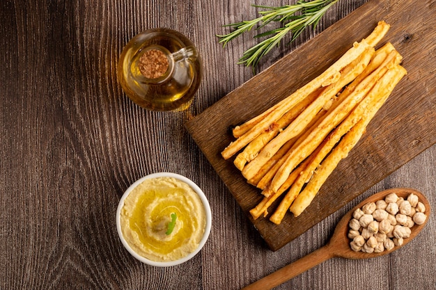 Huisgemaakte grissini met kikkererwtenhummus