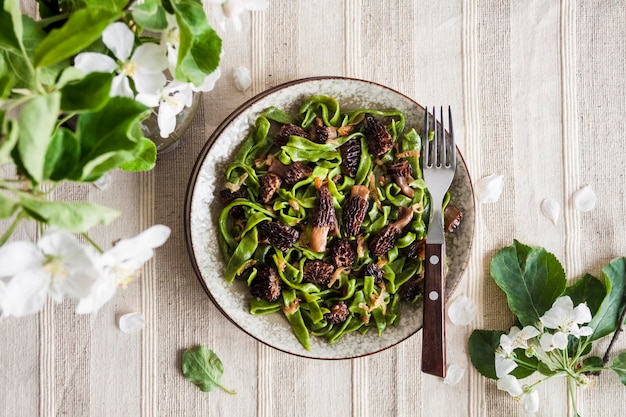 Huisgemaakte groene brandnetelpasta met gebakken lente morieljes