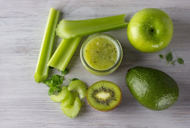 Huisgemaakte groene smoothie met appel, basilicum, selderij, kiwi en avocado