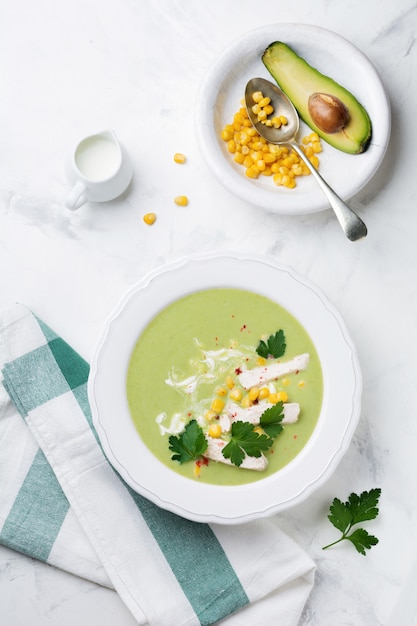 Huisgemaakte groene soeppuree van broccoli