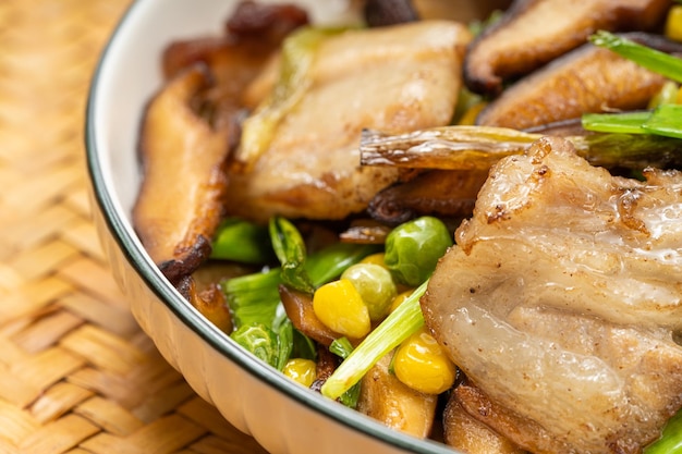 Huisgemaakte groenten in Sichuan-stijl - gebakken varkensvlees met champignons