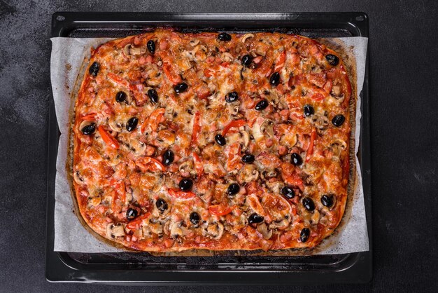 Huisgemaakte groentepizza met toevoeging van tomaten, olijven en kruiden