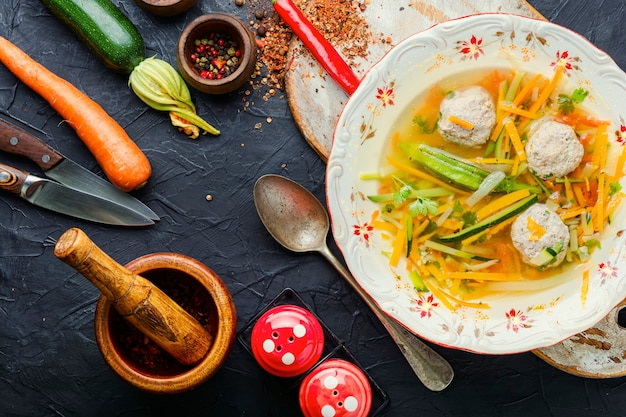 Huisgemaakte groentesoep met balletjes en groenten. Soep met courgette.