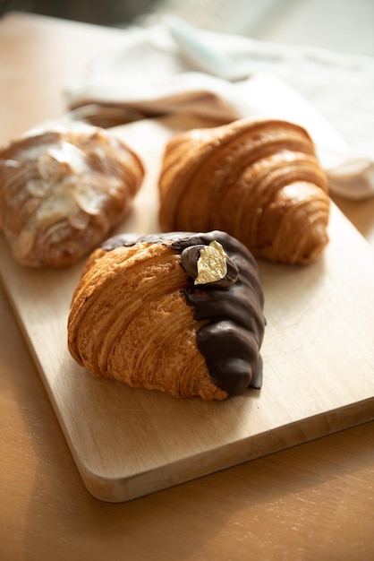 Huisgemaakte halve chocolade croissants notenvlokken kruimels croissants op tafel