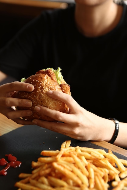 Huisgemaakte hamburger met verse groenten