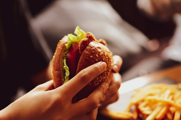 Huisgemaakte hamburger met verse groenten