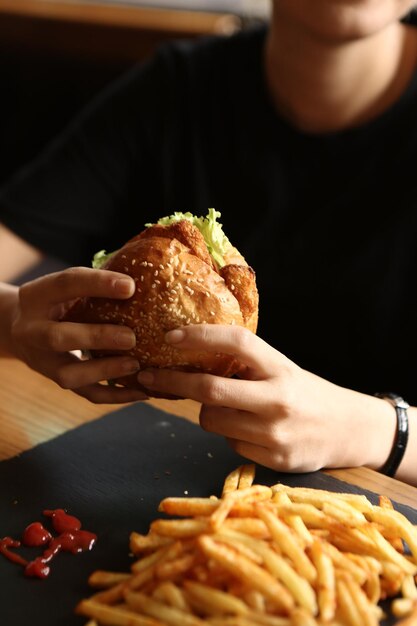 Huisgemaakte hamburger met verse groenten