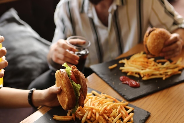 Huisgemaakte hamburger met verse groenten