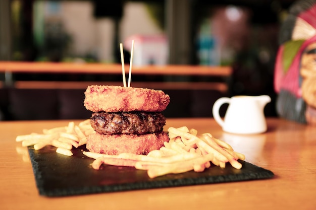 Huisgemaakte hamburger met verse groenten