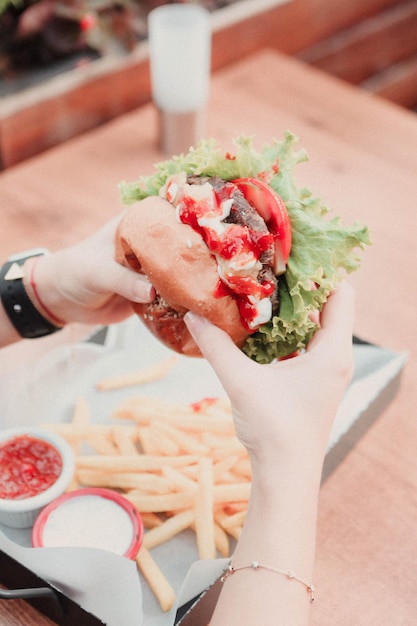 Huisgemaakte hamburger met verse groenten