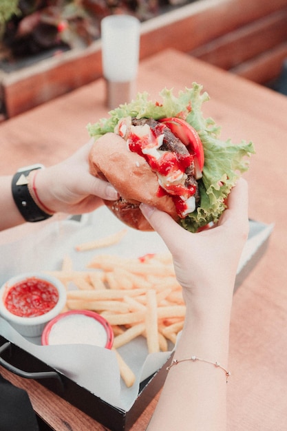 Huisgemaakte hamburger met verse groenten