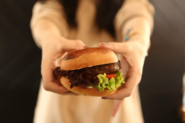 Huisgemaakte hamburger met verse groenten