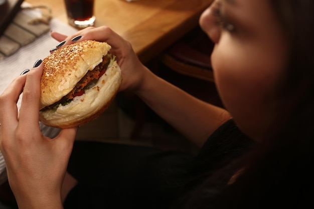 Huisgemaakte hamburger met verse groenten