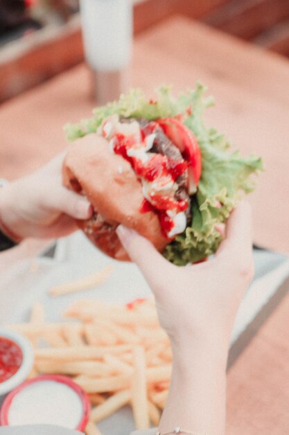 Huisgemaakte hamburger met verse groenten