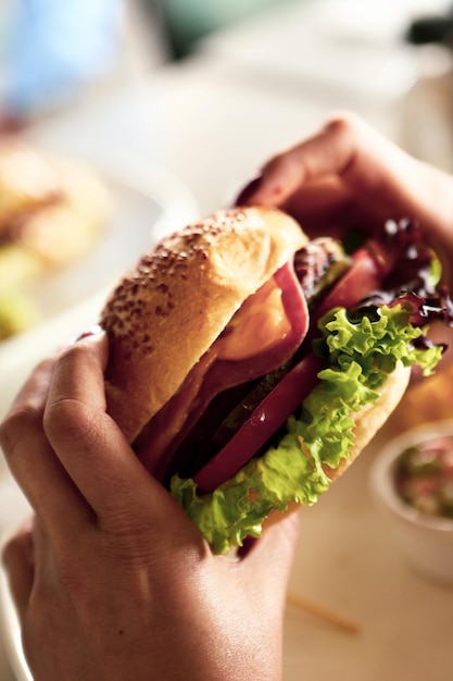 Huisgemaakte hamburger met verse groenten