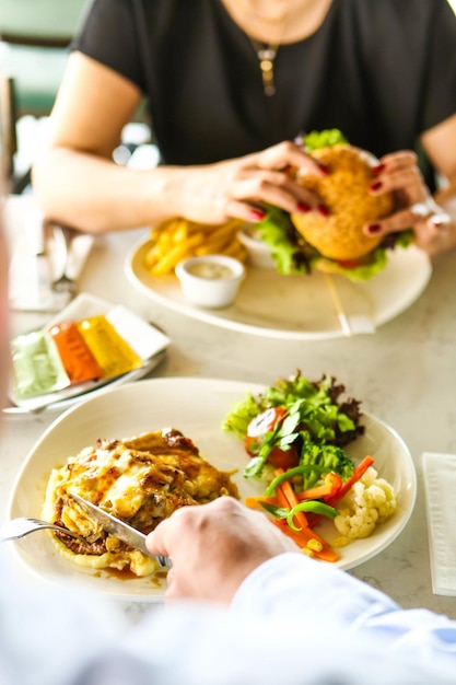 Huisgemaakte hamburger met verse groenten