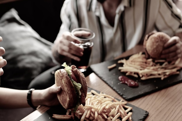 Huisgemaakte hamburger met verse groenten