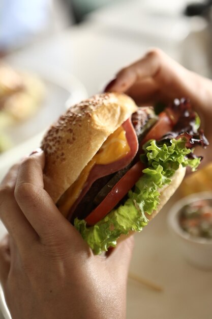 Huisgemaakte hamburger met verse groenten