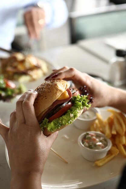 Huisgemaakte hamburger met verse groenten