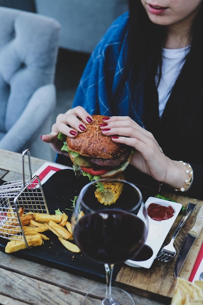 Huisgemaakte hamburger met verse groenten