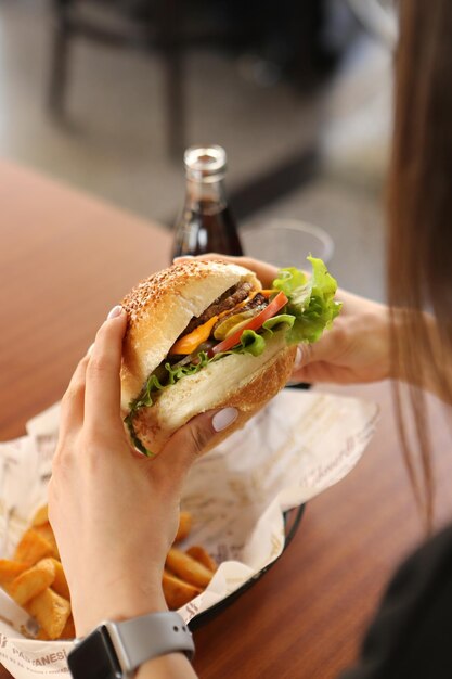 Huisgemaakte hamburger met verse groenten