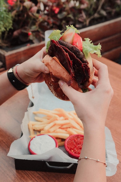 Huisgemaakte hamburger met verse groenten