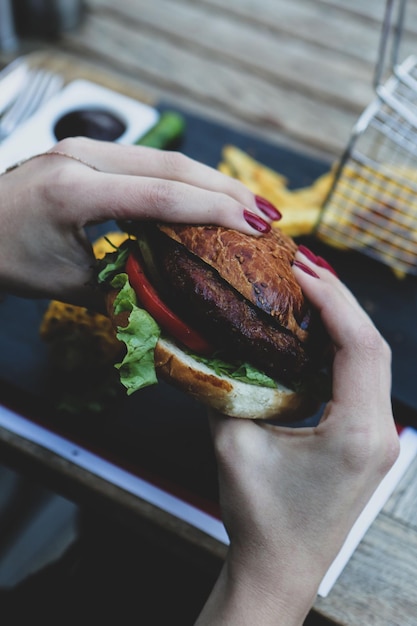 Huisgemaakte hamburger met verse groenten