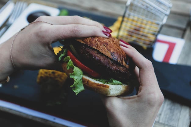 Huisgemaakte hamburger met verse groenten