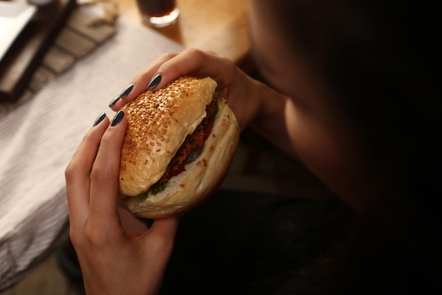 Huisgemaakte hamburger met verse groenten