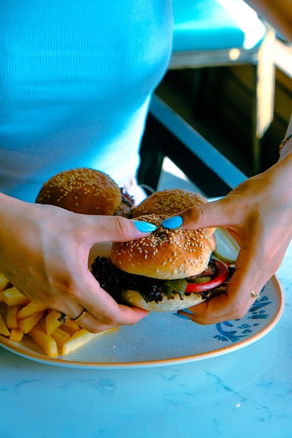 Huisgemaakte hamburger met verse groenten