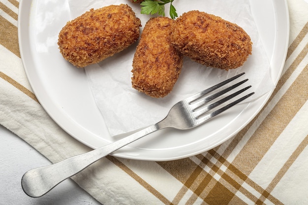 Huisgemaakte hamkroketten. Typisch Spaans eten