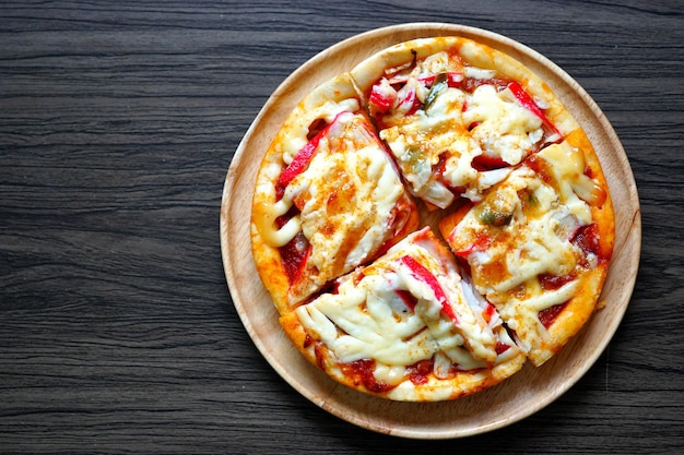 Huisgemaakte Hawaïaanse pizza mozzarella kaas op een houten bord