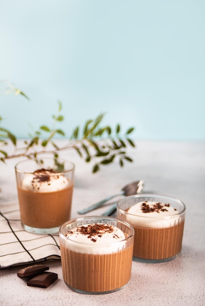 Huisgemaakte heerlijke chocolademousse panna cotta pudding slagroom in een glaasje