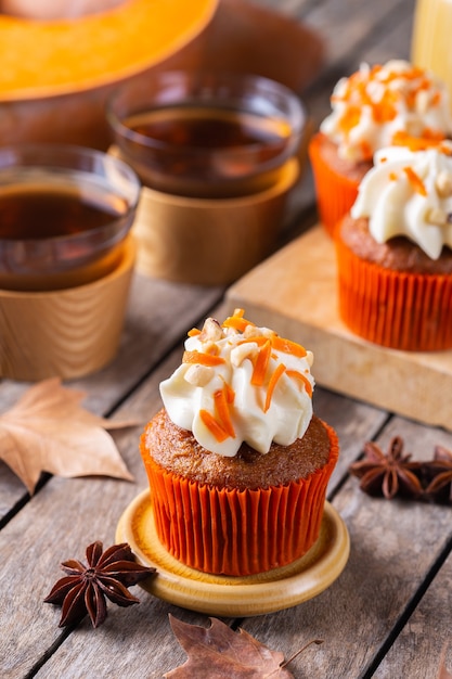 Huisgemaakte herfstpompoen cupcakes of muffins met noten en kruiden