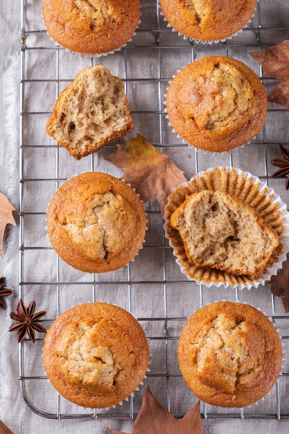 Huisgemaakte herfsttaarten of muffins met noten en kruiden