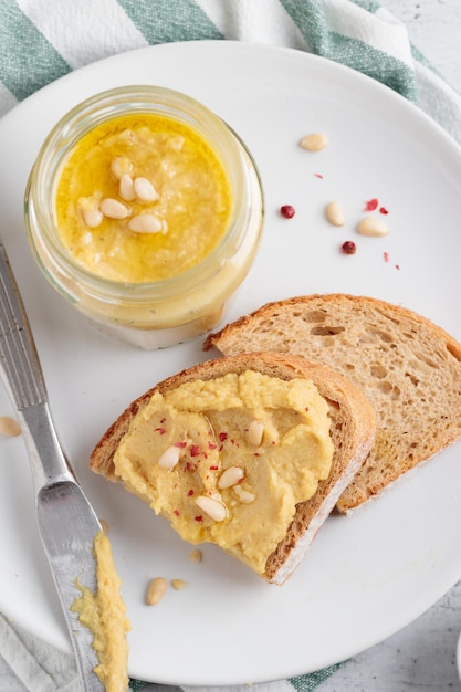 Huisgemaakte hummus met pijnboompitten en brood