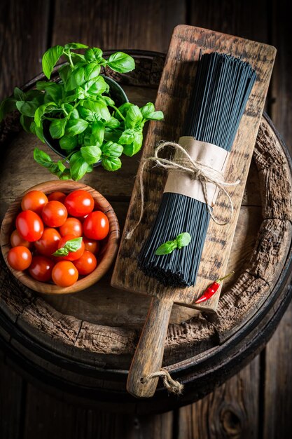 Huisgemaakte ingrediënten voor spaghetti met tomaten en basilicum