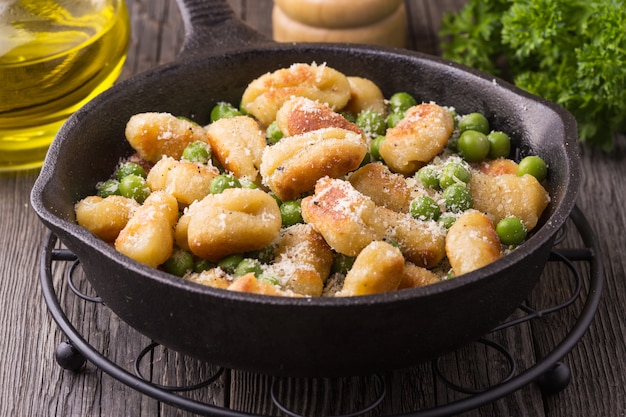 Huisgemaakte Italiaanse Gnocchi met doperwt en kaas