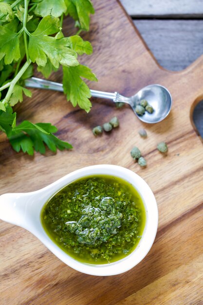 Huisgemaakte Italiaanse Salsa verde van verse ingrediënten