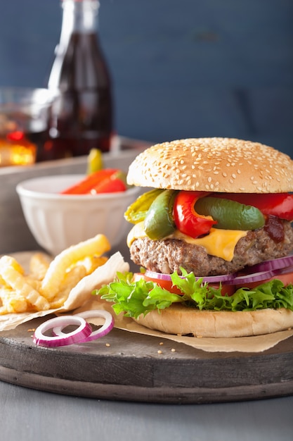 Huisgemaakte kaasburger met paprika-tomatenui